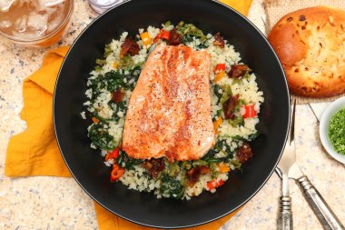 Somon Riced karnabahar salatası ile