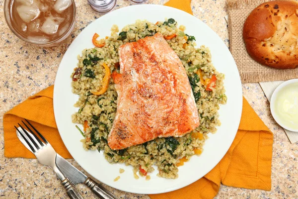 Salmón con ensalada Freekeh agrietada — Foto de Stock