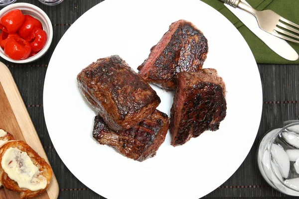Biefstuk, Low Carb brood, Peppadew pepers — Stockfoto