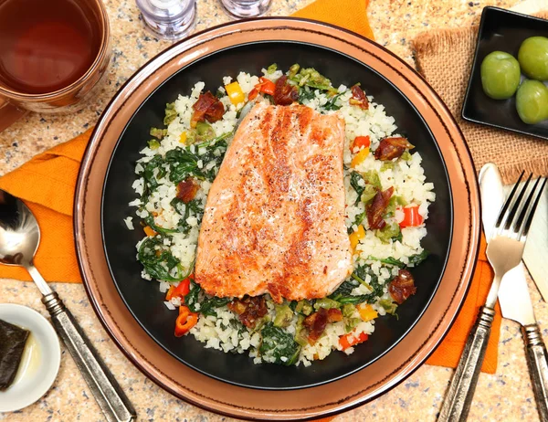 Salmón con ensalada de coliflor con arroz — Foto de Stock