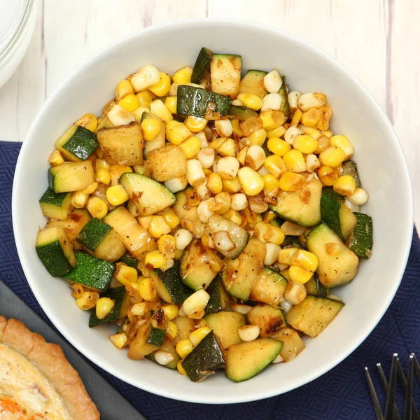 Zucchini og majs salat - Stock-foto