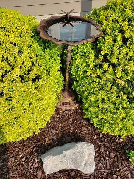 Verziertes Vogelbad Aus Metall Draußen Heimischen Garten — Stockfoto