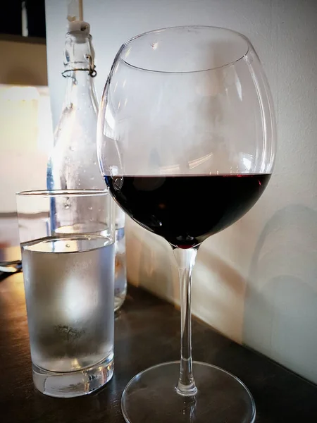 Verre Vin Rouge Seul Distanciation Sociale — Photo