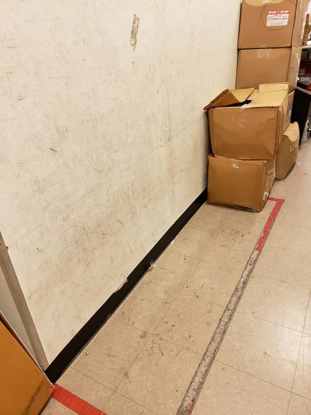 Kleine Frieght Room Met Kartonnen Verzenddozen Gestapeld — Stockfoto