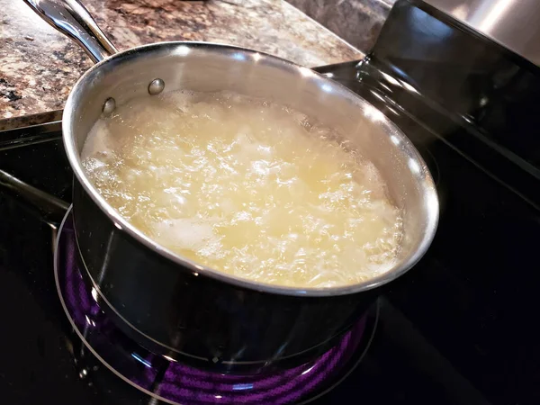 Panela Massa Fervente Espuma Por Cima Cozinha Fogão — Fotografia de Stock