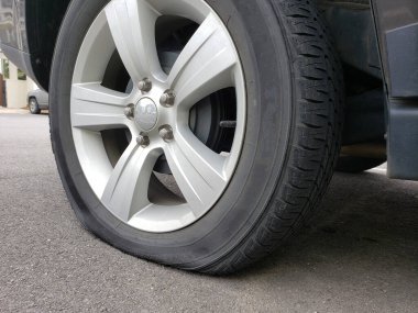 Apartmanın otoparkında patlak lastik..