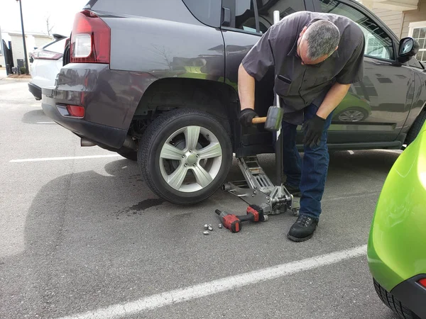 Homem Trocando Pneu Para Poupar Estacionamento — Fotografia de Stock