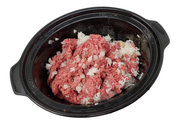 牛ひき肉 玉ねぎのみじん切り 白の上に鍋で味付け 生のミートローフ成分 — ストック写真