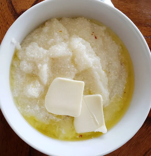 Schüssel Körner Mit Schmelzender Butter Und Zerdrücktem Paprika Auf Holztisch — Stockfoto