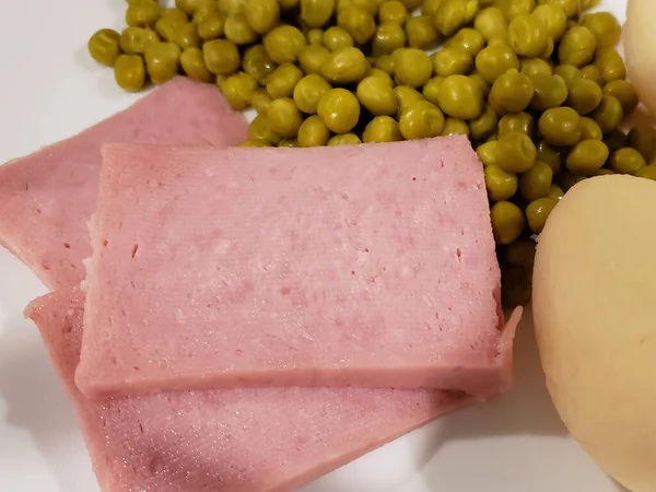 缶詰のスパム ジャガイモ エンドウ豆 コロナ アウトブレイク中のシェルターでの食事 — ストック写真