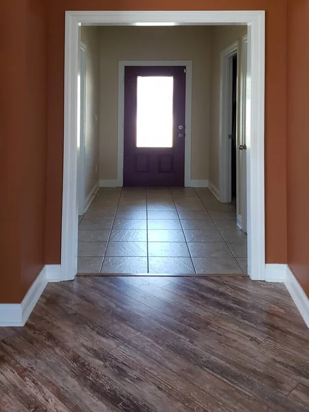 Wohnungseingangsweg Innenraum Mit Sonnenlicht Das Durch Das Türfenster Das Foyer — Stockfoto