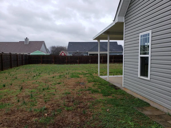 Urbano Residencial Patio Trasero Con Valla Después Lluvia Patio Húmedo — Foto de Stock