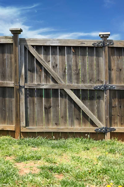 Residentiële Six Foot Privacy Fence Tuin Met Onkruid Stervend Gras — Stockfoto