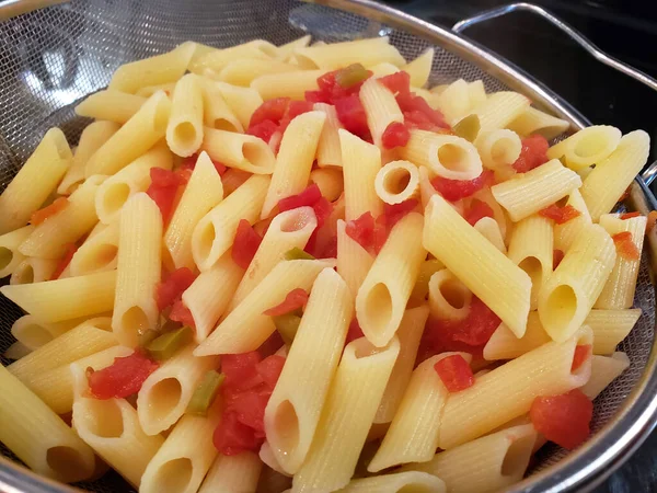 Massa Penne Sem Glúten Com Rotel Filtro Drenagem Fogão — Fotografia de Stock