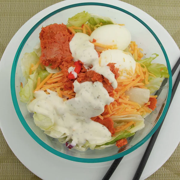 Mezcla Clásica Ensalada Con Atún Tailandés Picante Huevos Cocidos Aderezo —  Fotos de Stock