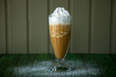 Kokteyl Coffee\ kahve ve çırpılmış krema ile