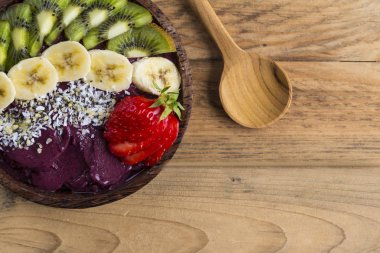 Acai kase ve tahta kaşık