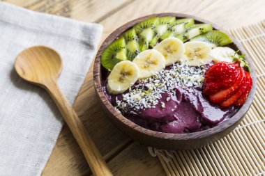 Acai kahvaltı kase meyve kivi, muz, çilek ve chia tohum dahil