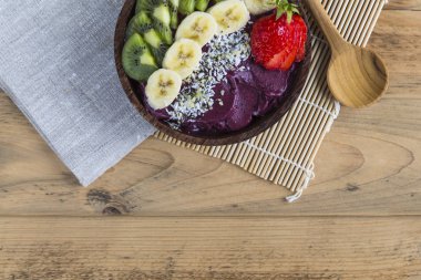 Kaşık ve peçete ile acai kase