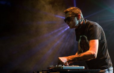 Bir gece kulübünde DJ iş. Club disko ışığı. DJ pikap arkasında.