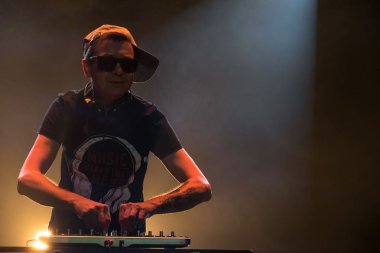 Bir gece kulübünde DJ iş. Club disko ışığı. DJ pikap arkasında.