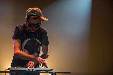 Bir gece kulübünde DJ iş. Club disko ışığı. DJ pikap arkasında.