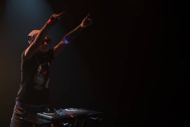 Bir gece kulübünde DJ iş. Club disko ışığı. DJ pikap arkasında.