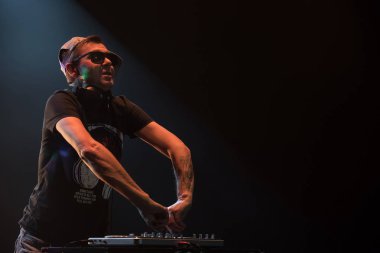 Bir gece kulübünde DJ iş. Club disko ışığı. DJ pikap arkasında.