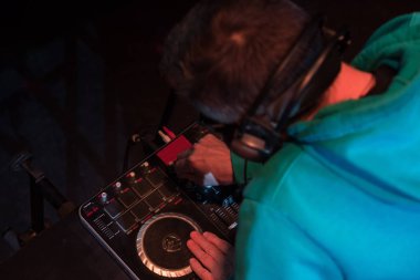 Bir gece kulübünde DJ iş. Club disko ışığı. DJ pikap arkasında.