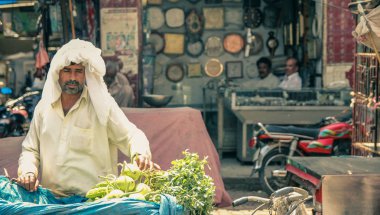 Sokak ticaret Pakistan. Yeşillik Lahore satıcı. 04.23.2013