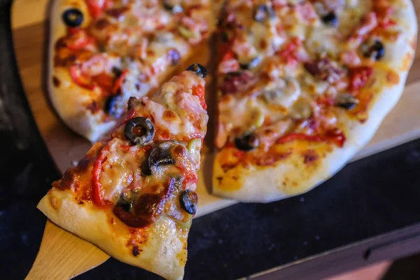 Een Plak Van Pizza Van Bovenaf Bekijken — Stockfoto