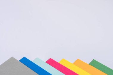 Renk paleti ve beyaz zemin üzerine fırça. Yukarıdan görüntülemek.