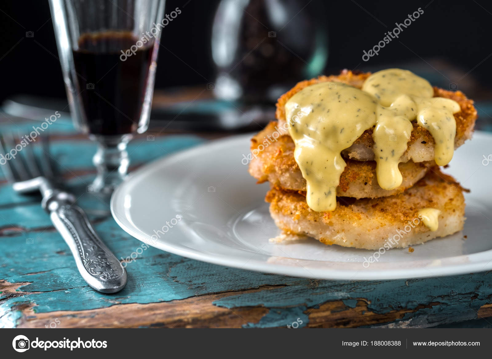 Appetitlich Fischfrikadellen Mit Sahne Sauce Alte Tisch Und Teller