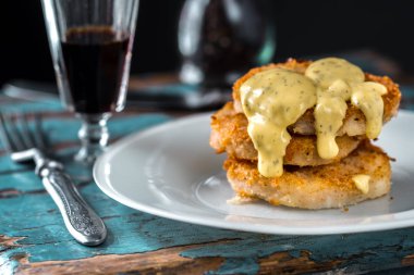 İştah açıcı balık pasta krema sosu ile. Eski tabloyu ve plaka.