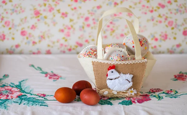 Cesta Pascua Con Pasteles Huevos Pintados — Foto de Stock