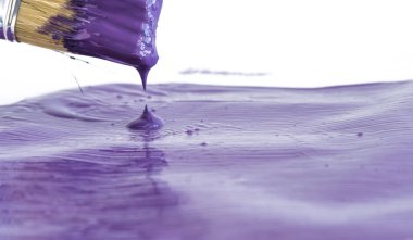 Ultra mor renkli boya. Beyaz arka plan üzerinde boya fırçası. Renk 2018 yıl.