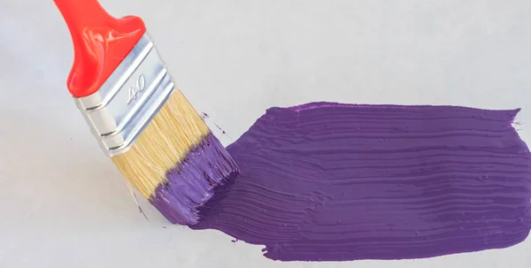Ultraviolette Farbe Pinsel Auf Weißem Hintergrund Farbe 2018 Jahr — Stockfoto