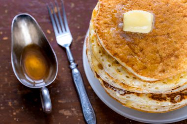 Karanlık bir tablo üzerinde akçaağaç soslu krep.