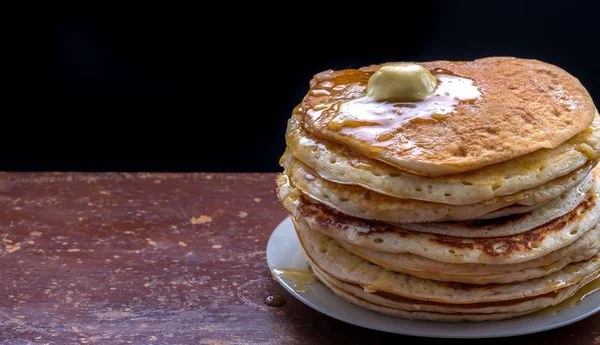 Pfannkuchen Mit Ahornsoße Auf Einem Dunklen Tisch — Stockfoto