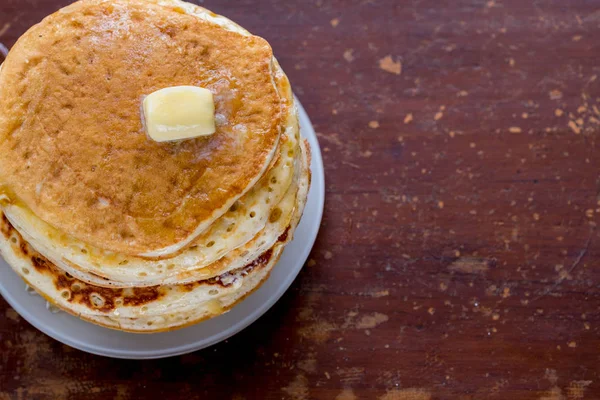 Pannenkoeken Met Esdoorn Saus Een Donkere Tafel — Stockfoto