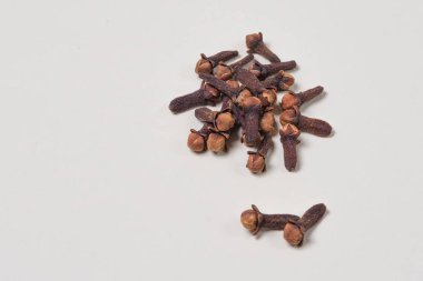 Beyaz arka plan üzerinde izole karanfil. Karanfil baharatlı.