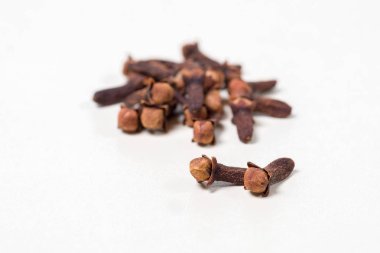Beyaz arka plan üzerinde izole karanfil. Karanfil baharatlı.
