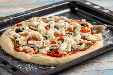 Ahşap masa üzerinde pizza pişirme Üstten Görünüm.