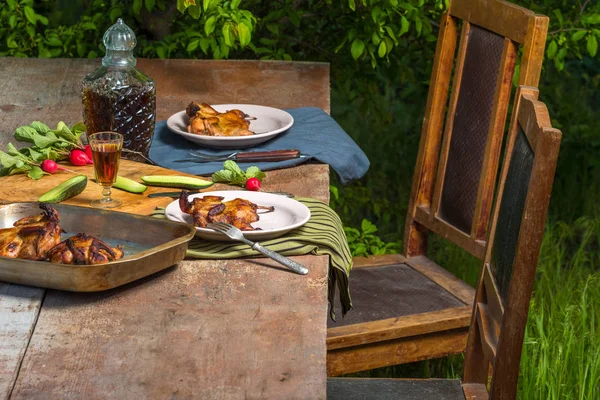 Een Heerlijke Gebakken Kwartel Met Verse Kruiden Een Houten Tafel — Stockfoto