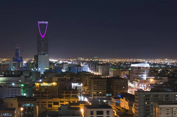 Riyad manzarası ile krallık kule mor, Suudi Arabistan'da yaktı #11, gece Telifsiz Stok Fotoğraflar