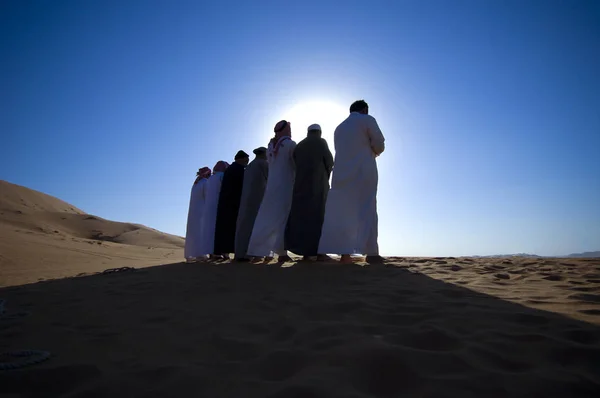 Silhouet van Arabische mannen Asr in de woestijn te bidden — Stockfoto