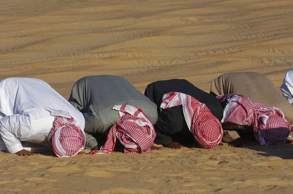Arap adam çölde ASR dua — Stok fotoğraf