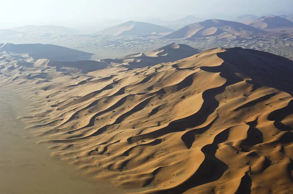 Luchtfoto van zandduinen op Rub Al Khali — Stockfoto