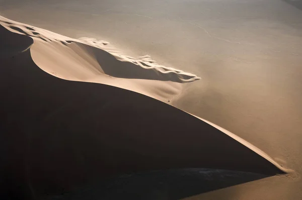 Luchtfoto van zandduinen op Rub Al Khali — Stockfoto