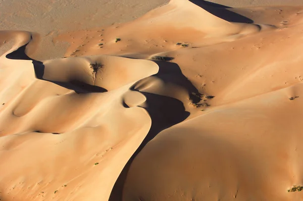 Вид с воздуха на песчаные дюны в Rub Al Khali — стоковое фото